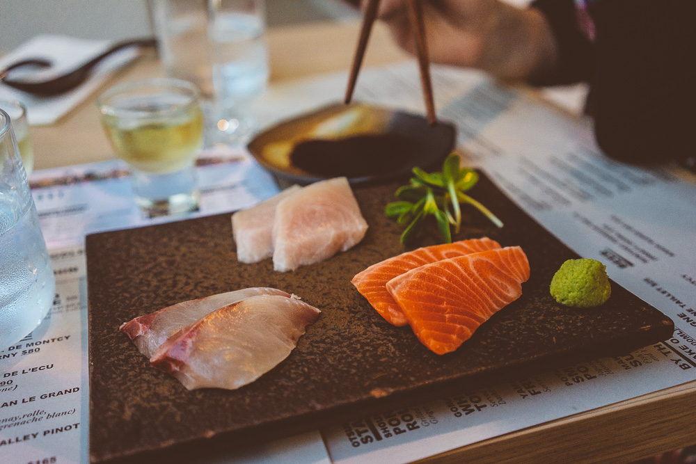 Andra rätten: enkel men ack så god sashimi på havsöring, svärdfisk och ... hamachi (tror jag).